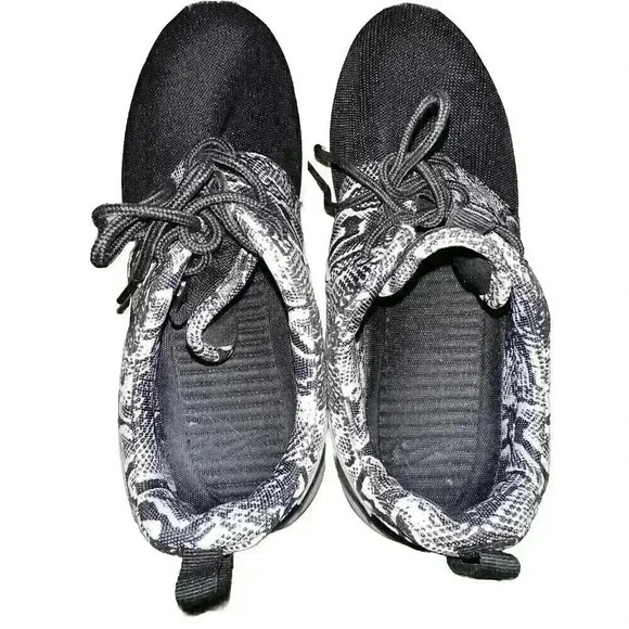 Nike Roshe One Print Snakeskin NSW Running Black Silver Women 8 Men 6 - Picture 2 of 7